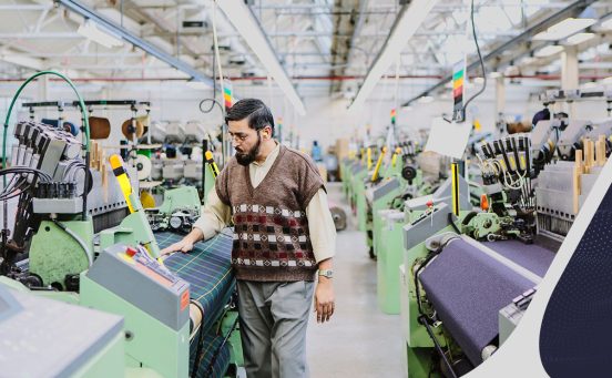 The constant advancement of technology, and the growing demand for quality products, require ways to optimize textile production to increase productivity. Therefore, we have put together a list of 6 strategies that will help you ensure a more efficient and competitive operation.  Continue reading to check it out! Let's go? What is textile production? Textile production refers to the process of manufacturing fabrics and products derived from natural fibers (such as cotton, wool, silk, linen) or synthetic fibers (such as polyester, nylon, acrylic). This process involves several steps, from obtaining raw materials to producing fabrics and making finished products. Such as, for example, clothes, curtains, sheets, among others. According to an article by UNICAMP, textile production can be divided into: Spinning: production of threads or filaments that will be prepared for the weaving stage; Weaving: manufacture of flat fabrics or knitted fabrics (knitwear) and non-woven technology; Finishing/improvement: operations that give the product comfort, durability and specific properties; Manufacturing: drawing, making molds, grating, fitting, cutting and sewing. The final product of each phase of the textile process becomes the raw material for the subsequent stage, highlighting the diverse nature of the textile chain. After all, the textile industry in Brazil is one of the few developing countries that have all stages of textile production well developed. However, they can be fragmented into different industries, which makes this process even more complex. Each sector is made up of a variety of distinct segments, with their own dynamics, structures and specific players.